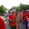 Cổ động viên, người hâm mộ Việt Nam tới sân Thuwunna đã sẵn sàng tiếp lửa cho đội tuyển Quốc gia Việt Nam. (Ảnh: Trọng Đạt/TTXVN)