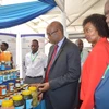 Đại diện UNIDO tại châu Phi, ông Emmanuel Kalenzi thăm một triển lãm về công nghiệp chế biến tại Kenya. (Nguồn: Twitter)