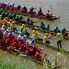 Các đội tham gia Lễ hội Đua thuyền truyền thống Bon Om Touk ở Phnom Penh ngày 21/11. (Ảnh: AFP/TTXVN)