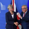 Chủ tịch Ủy ban châu Âu Jean-Claude Juncker (phải) và Thủ tướng Anh Theresa May tại hội nghị thượng đỉnh EU ở Brussels, Bỉ ngày 17/10/2018. (Ảnh: AFP/TTXVN)