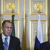 Ngoại trưởng Bồ Đào Nha Augusto Santos Silva (phải) và Ngoại trưởng Nga Sergei Lavrov trong cuộc họp báo chung tại Lisbon, Bồ Đào Nha ngày 24/11/2018. (Ảnh: AFP/TTXVN)