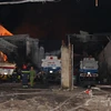 Hiện trường vụ cháy, có khoảng 4 – 5 chiếc xe bồn đã bị bắt lửa. (Ảnh: Phan Sáu/TTXVN)