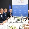 Thủ tướng Ấn Độ Narendra Modi (thứ 2 phải), Chủ tịch Hội đồng châu Âu Donald Tusk (thứ 2 trái) , Chủ tịch Ủy ban châu Âu Jean-Claude Juncker (trái) tại cuộc gặp ở Buenos Aires, Argentina. (Ảnh: AFP/TTXVN)