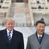 Chủ tịch Trung Quốc Tập Cận Bình (phải) và Tổng thống Mỹ Donald Trump trong cuộc gặp tại Bắc Kinh ngày 8/11/2017. (Ảnh: AFP/TTXVN)