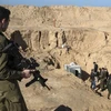 Binh sỹ Israel phá hủy một đường hầm tại khu vực biên giới Israel và Dải Gaza. (Ảnh: AFP/TTXVN)