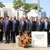 Ông Trần Quốc Vượng, Ủy viên Bộ Chính trị, Thường trực Ban Bí thư và Đoàn đại biểu Đảng Cộng sản Việt Nam đặt hoa tại Đại lộ Hồ Chí Minh ở thủ đô Maputo. (Ảnh: Phi Hùng/TTXVN)