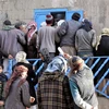 Người dân xếp hàng đợi nhận khẩu phần ăn tại một trung tâm cứu trợ ở thủ đô Sanaa, Yemen. (Ảnh: THX/TTXVN)