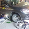 Ôtô 'điên' cuốn hàng loạt xe máy vào gầm, 4 người bị thương