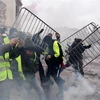 Người biểu tình "Áo vàng" tại thủ đô Paris, Pháp, ngày 1/12/2018. (Ảnh: AFP/TTXVN)