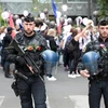 Cảnh sát Pháp tuần tra trên đại lộ Champs-Elysee ở thủ đô Paris. (Ảnh: AFP/TTXVN)
