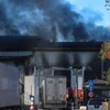 Khói bốc lên từ hiện trường vụ hỏa hoạn tại nhà máy xử lý rác thải ở Rome, Italy ngày 11/12/2018. (Ảnh: AFP/TTXVN)