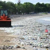 Xe dọn rác thải nhựa trên bờ biển Kuta, gần Denpasar, đảo Bali, Indonesia. (Ảnh: AFP/TTXVN)