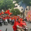 Cổ động viên diễu hành cổ vũ cho đội tuyển Việt Nam trên phố Hai Bà Trưng. (Ảnh: Hoàng Hùng/TTXVN)