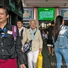 Khách du lịch châu Á mua sắm tại chợ Bogyoke ở Yangon. (Nguồn: The Myanmar Times)