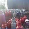 [Video] Hốt hoảng với hàng trăm bình gas rơi từ xe tải bị lật
