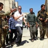 Ông Brett McGurk, đặc phái viên về liên minh chống IS (áo trắng, giữa) tại Tabqa, Syria hồi năm ngoái. (Nguồn: Getty)