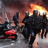 Cảnh sát được triển khai đối phó với người biểu tình "Áo vàng" gây bạo loạn tại Paris, Pháp ngày 8/12/2018. (Ảnh: THX/TTXVN)