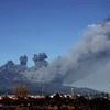 Núi lửa Etna phun cột tro bụi lớn lên không trung ngày 24/12/2018. (Ảnh: AFP/TTXVN)