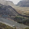 Bức tường biên giới với Mexico tại San Ysidro, California, Mỹ. (Ảnh: AFP/TTXVN)