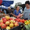 Người dân mua rau quả tại chợ ở thủ đô Moskva, Nga. (Ảnh: AFP/TTXVN)