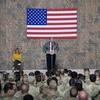 Tổng thống Mỹ Donald Trump (giữa, phía xa) tại căn cứ không quân Al Asad trong chuyến thăm bất ngời tới Iraq, ngày 26/12/2018. (Ảnh: AFP/TTXVN)