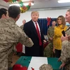 Tổng thống Mỹ Donald Trump (giữa) trong chuyến thăm căn cứ không quân Al Asad ở Iraq ngày 26/12/2018. (Ảnh: AFP/ TTXVN) 