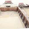 Các thuyền chứa đầy cát vừa được bơm hút trái phép từ sông Đồng Nai. (Ảnh: Công Phong/TTXVN)