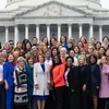 Chủ tịch Hạ viện Mỹ Nancy Pelosi (giữa) và các nữ nghị sĩ Quốc hội khóa 116 thuộc đảng Dân chủ chụp ảnh chung bên ngoài Tòa nhà Quốc hội ở Washington, DC, ngày 4/1/2019. (Ảnh: AFP/ TTXVN)