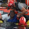 Nhân viên cứu hộ nỗ lực cứu một người di cư trên Địa Trung Hải, cách bờ biển Libya khoảng 12,8km ngày 17/7/2018. (Ảnh: AFP/TTXVN)