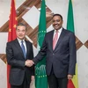 Ngoại trưởng Ethiopia Workneh Gebeyehu (phải) và Bộ trưởng Ngoại giao Trung Quốc Vương Nghị trong cuộc gặp tại Addis Ababa, Ethiopia, ngày 3/1/2019. (Ảnh: THX/TTXVN)