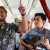 Các nhạc sỹ biểu diễn trên chuyến bay của hãng Garuda Indonesia từ Jakarta đến Bali. (Nguồn: AFP)