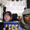 Người dân tuần hành phản đối tình trạng Chính phủ đóng cửa một phần tại New York, Mỹ, ngày 15/1/2019. (Ảnh: THX/TTXVN)
