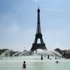 Tháp Eiffel tại thủ đô Paris, Pháp. (Ảnh: AFP/TTXVN)