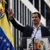 Chủ tịch Quốc hội do phe đối lập kiểm soát Juan Guaido chính thức tuyên bố nắm quyền điều hành đất nước với tư cách là “Tổng thống lâm thời” trong cuộc tuần hành phản đối Chính phủ tại thủ đô Caracas ngày 23/1/2019. (Ảnh: AFP/TTXVN)