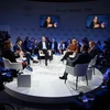 Ủy viên Thương mại của EU Cecilia Malmstrom và đại diện các tổ chức thương mại tại cuộc họp trong khuôn khổ Diễn đàn Kinh tế Thế giới (WEF) ở Davos, Thụy Sĩ ngày 24/1/2019. (Ảnh: AFP/TTXVN)