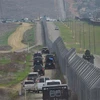 Đoàn xe hộ tống Tổng thống Mỹ Donald Trump thị sát khu hàng rào biên giới Mỹ - Mexico ở San Diego, California ngày 13/3/2018. (Ảnh: AFP/TTXVN)