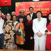Chủ tịch Quốc hội Nguyễn Thị Kim Ngân với các văn nghệ sỹ. (Ảnh: Thanh Vũ/TTXVN) 