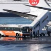 Hành khách rời máy bay Boeing 787 của Japan Airline, sau khi máy bay trượt khỏi đường băng có tuyết tại sân bay Narita ngày 1/2. (Ảnh: AFP)