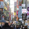 Người dân tại khu mua sắm Myeongdong ở thủ đô Seoul, Hàn Quốc, ngày 2/1/2019. (Ảnh: Yonhap/TTXVN)