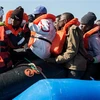 Người di cư trên tàu cứu hộ Sea Watch 3 sau khi được cứu ngoài khơi Libya ngày 19/1/2019. (Ảnh: AFP/TTXVN)