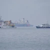 Tàu của Malaysia (trái) và tàu Cảnh sát biển Singapore tại vùng lãnh hải Singapore ngoài khơi Tuas ngày 6/12/2018. (Nguồn: straitstimes.com)