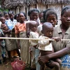Các bà mẹ Madagascar bế những đứa con suy dinh dưỡng xếp hàng để gặp bác sỹ ở quận Vangaindrano phía đông nam của hòn đảo này ngày 2/1/2006. (Nguồn: Reuters)
