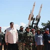  Tổng thống Venezuela Nicolas Maduro (thứ 2, trái) cùng Bộ trưởng Quốc phòng Vladimir Padrino (trái) gặp gỡ các binh sỹ quân đội nước này. (Ảnh: AFP/TTXVN)