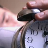 Nguồn phát xung điện từ tần số 1-40 Hz đặt trong chiếc đồng hồ báo thức nhỏ có thể kiểm soát giấc ngủ. Ảnh minh họa. (Nguồn: Yahoo News)