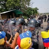 Cảnh sát Venezuela ngăn chặn những người biểu tình quá khích tại khu vực biên giới giữa Venezuela và Colombia ngày 23/2. (Ảnh: AFP/TTXVN)