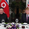 Tổng thống Mỹ Donald Trump (phải) và Chủ tịch Triều Tiên Kim Jong-un dùng bữa tối thân mật trong cuộc gặp tại Hội nghị thượng đỉnh Mỹ-Triều lần hai ở Hà Nội ngày 27/2/2019. (Ảnh: AFP/TTXVN) 