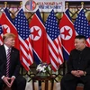 Tổng thống Mỹ Donald Trump (trái) và Chủ tịch Triều Tiên Kim Jong-un trong cuộc gặp đầu tiên tại Hội nghị thượng đỉnh Mỹ-Triều lần thứ hai tại Hà Nội ngày 27/2/2019. (Ảnh: AFP/TTXVN)