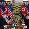 Tổng thống Mỹ Donald Trump (thứ 2, trái) và Chủ tịch Triều Tiên Kim Jong-un (thứ 2, phải) tại cuộc họp mở rộng với các quan chức hai nước trong ngày thứ hai của Hội nghị thượng đỉnh Mỹ-Triều lần hai ở Hà Nội, ngày 28/2/2019. (Ảnh: AFP/TTXVN) 