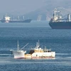 Bức ảnh cho thấy tàu đánh cá Nishino Maru số 68 của Nhật Bản (phía trước) được nhìn thấy ngoài khơi Nakhodka, Nga vào ngày 5/2/2019. (Nguồn: Kyodo)