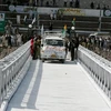 Chiếc xe tải chở hàng hóa đi qua cây cầu nối liền Ấn Độ và Pakistan khu vực Kashmir ngày 21/10/2018. (nguồn: Reuters)